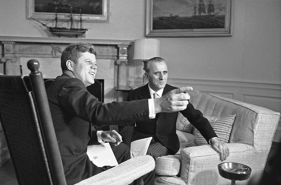L’ambasciatore italiano negli USA Sergio Fenoaltea con il presidente John F. Kennedy, alla Casa Bianca, maggio del 1961. (AP Photo/Henry Burroughs)