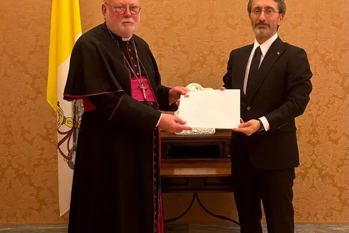 Arcivescovo Gallagher riceve la copia di credenziali dall'ambasciatore turco Fahrettin Altun