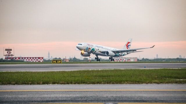 L'atterraggio a Venezia del volo da Shanghai