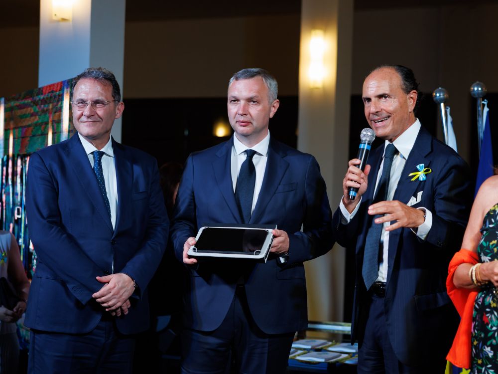 Da dx: avv. Gennaro Famiglietti, amb. Yaroslav Melnyk e viceministro Edmondo Cirielli