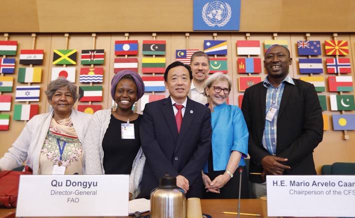 Da sinistra: Azra Sayeed, Sylvia Dywilli, il direttore generale della FAO Qu Dongyu; il presidente del CFS Mario Arvelo; Nettie Wiebe e Musa Sowe