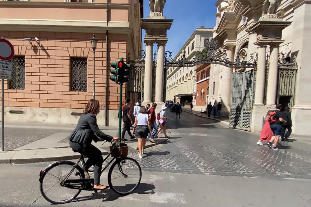 L'amb. Chiara Porro mentre pedala verso il Vaticano