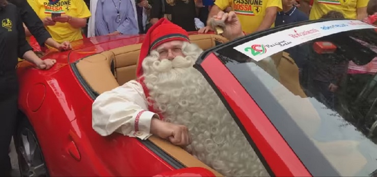 Babbo Natale parcheggia la Ferrari a Roma - Foto di G. Nitti