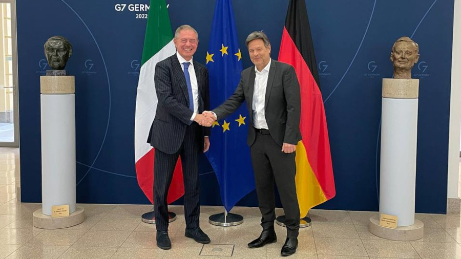 Adolfo Urso con il vice cancelliere e ministro dell&rsquo;Economia tedesco, Robert Habeck
