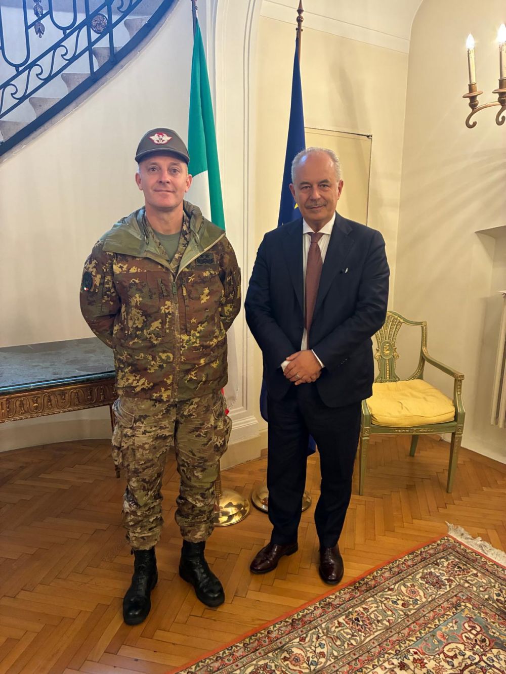 Amb. Apicella con gen. Piasente - foto: Ambasciata d'Italia