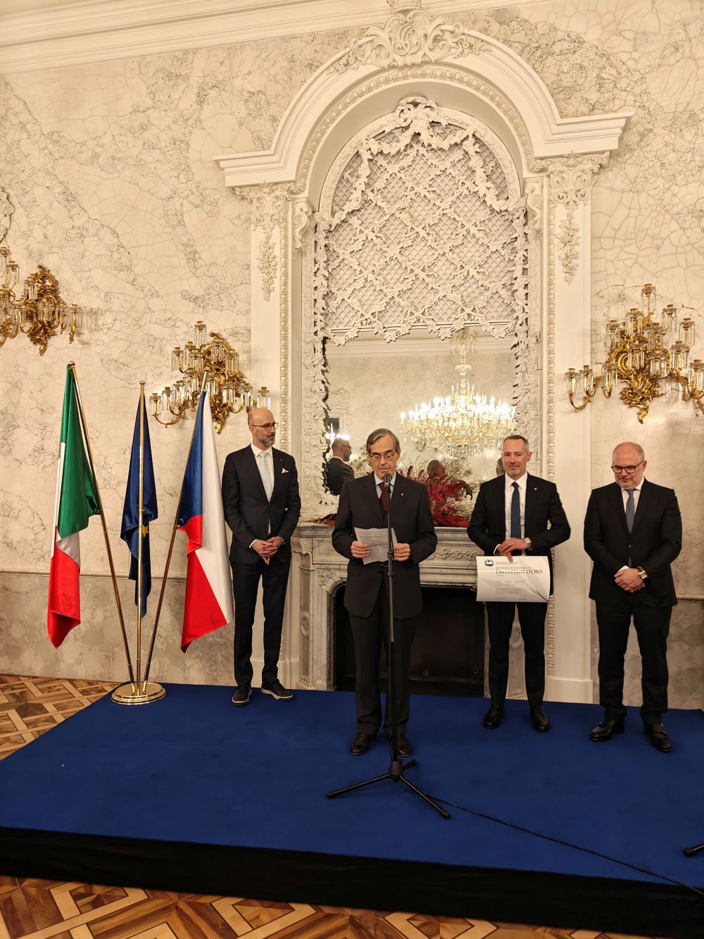 Medaglia d'Oro ad amb. Marsili da Camera Commercio e Industria Italo-Ceca - foto: Ambasciata