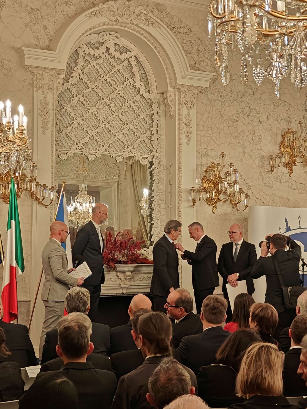 Medaglia d'Oro ad amb. Marsili da Camera Commercio e Industria Italo-Ceca - foto: Ambasciata