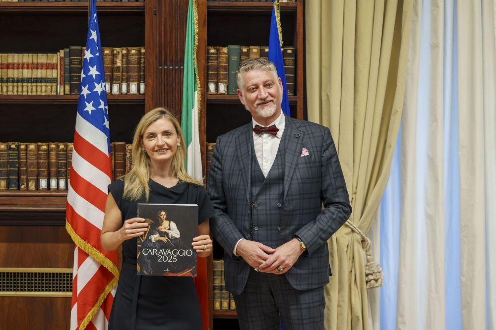 Ministro Alessandro Giuli con Sarah Rogers, Under-Secretary of State per la Diplomazia Pubblica del Dipartimento di Stato USA