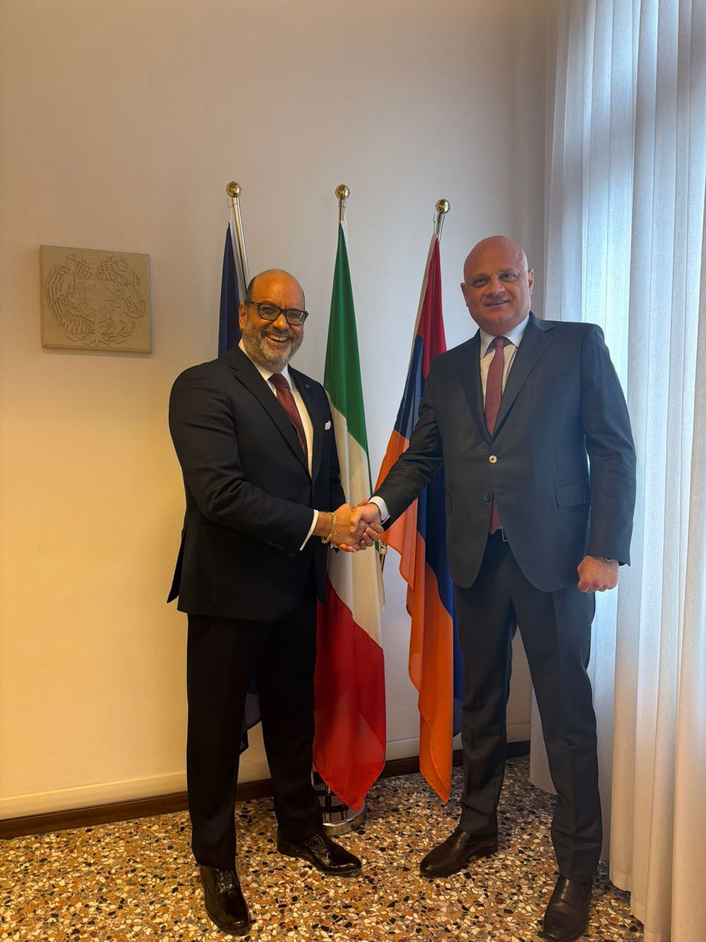 Mattia Carlin con Gagik Sarucanian, console onorario d&rsquo;Armenia