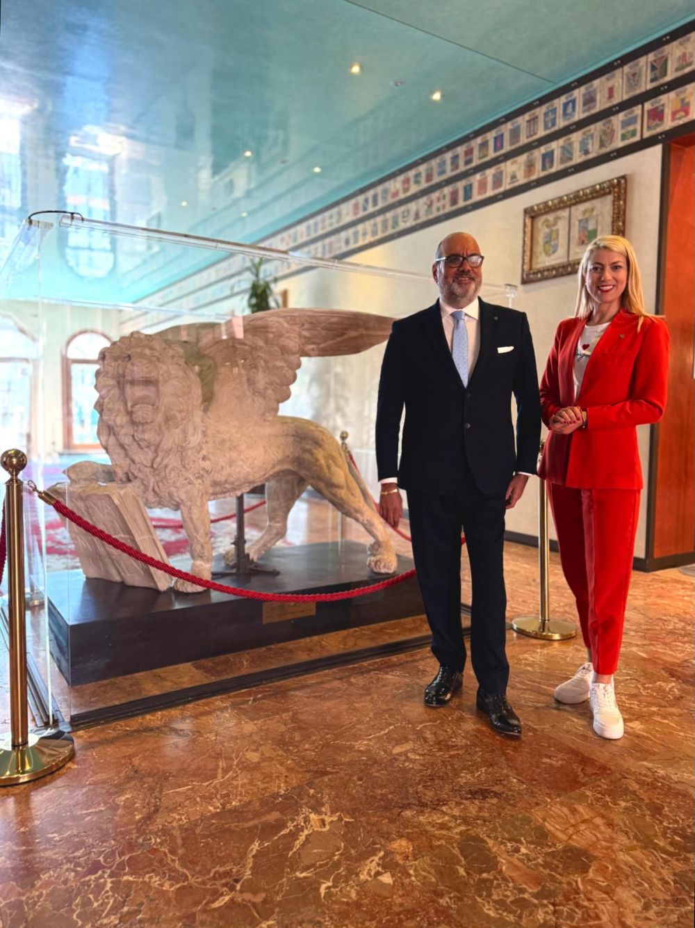 Mattia Carlin con il consigliere regionale del Veneto, Laura Besio