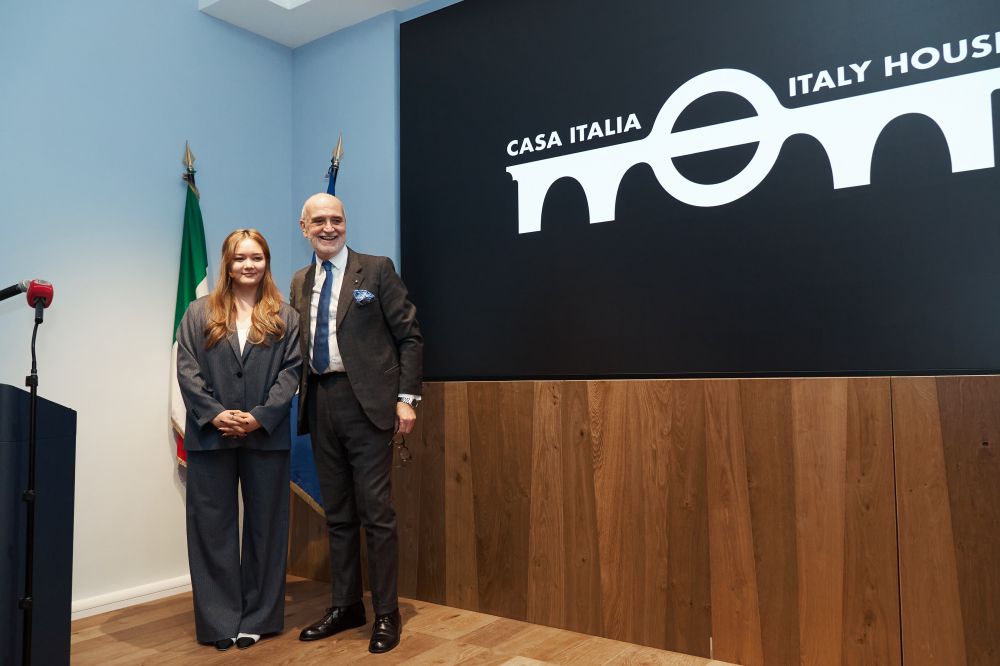 Logo Casa Italia: amb. Lambertini con la visual design Jamilya Orak - foto: Ambasciata