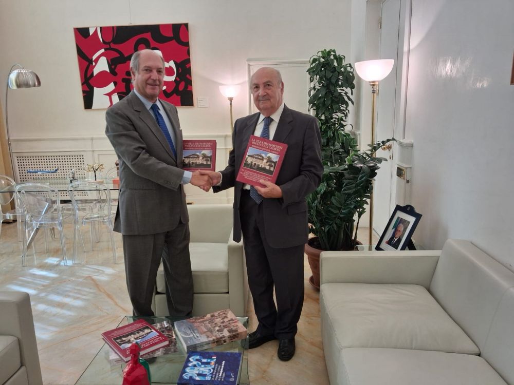 L'amb. Riccardo Guariglia con l'amb. Gaetano Cortese alla consegna del volume sull'ambasciata d'Italia a Berna