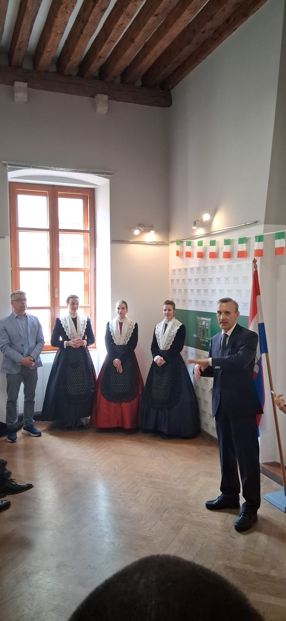 Amb. Trichilo in visita al Museo del Monastero delle Benedettine di Santa Margherita - foto: Ambasciata