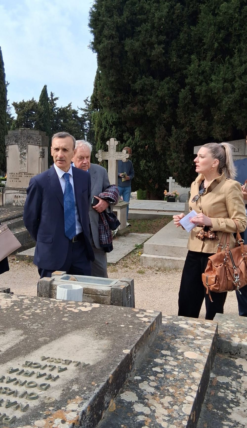 Amb. Paolo Trichilo in visita al cimitero di Zara - foto: Ambasciata