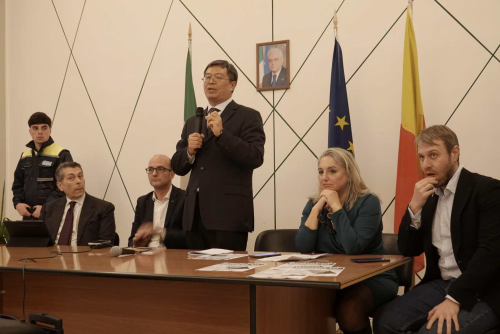 Il ministro consigliere Li Xiaoyong al convegno sulla povert&agrave; - foto: Ambasciata