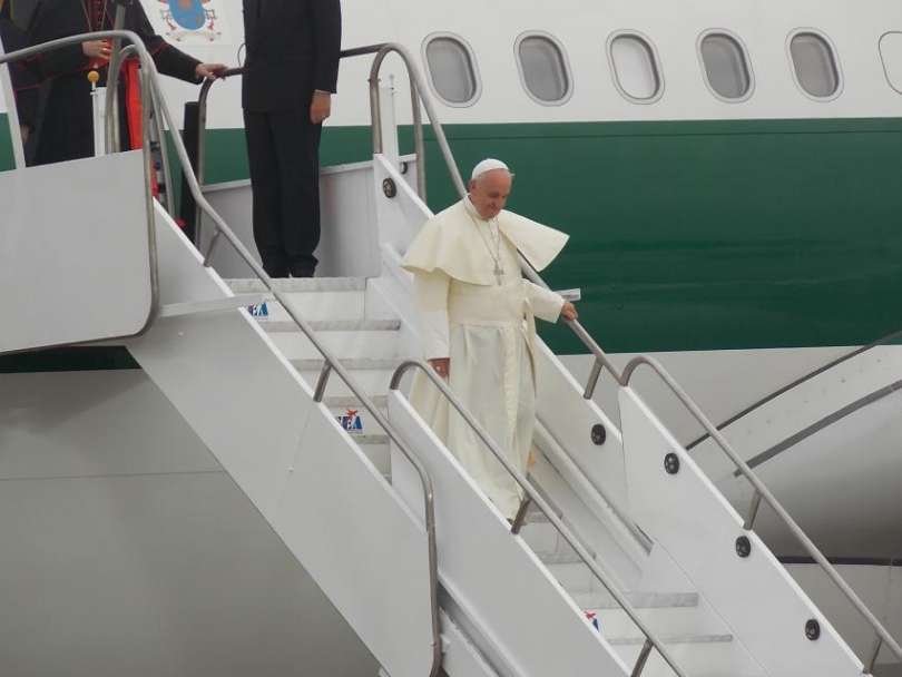 Il Papa durante uno dei suoi viaggi - Foto: ACI Group