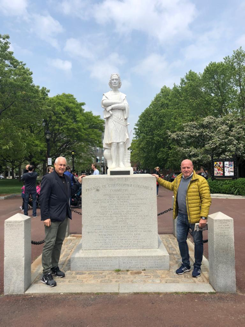 Statua di C. Colombo a Boston - da sin. Vincenzo Arcobelli con cons. CGIE Riccardo Pinna