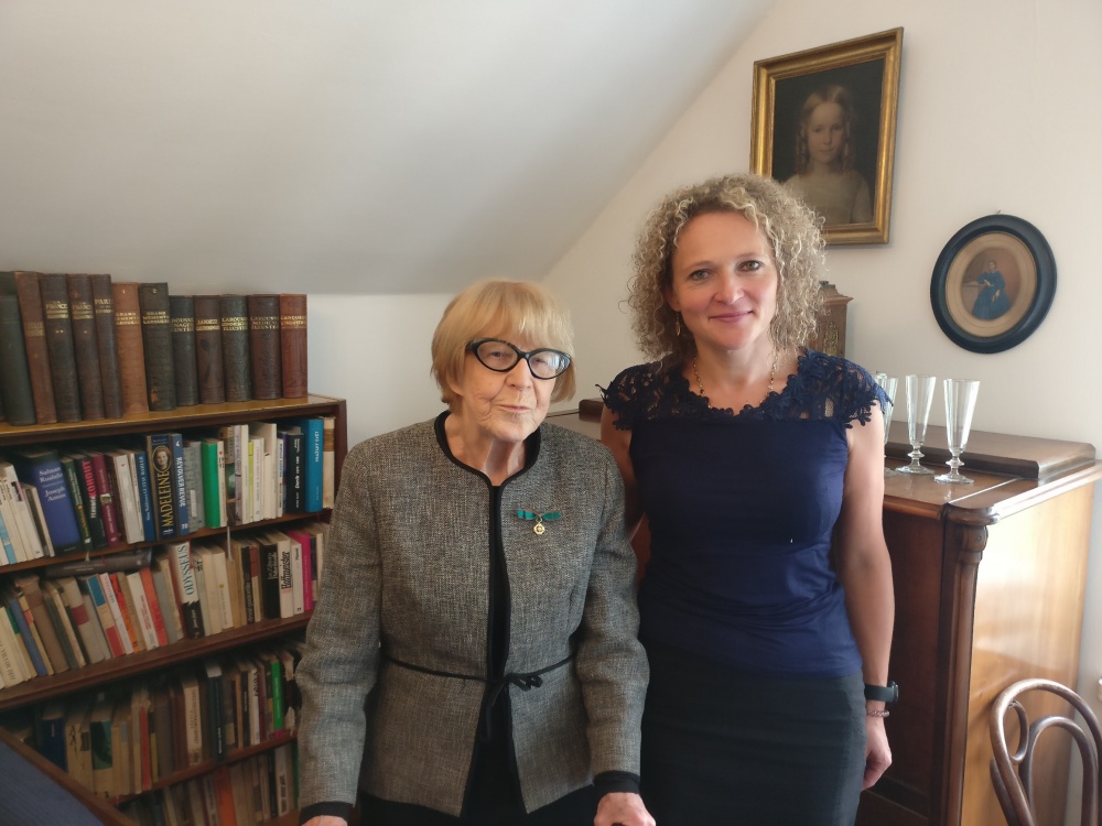 Eva Zaoralova con Jitka Galli, segretaria dell'Ambasciatore