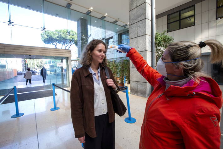 Volontari della Croce Rossa Italiana in servizio all'ingresso della FAO - Photo: ©FAO/Pier Paolo Cito