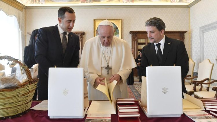 Il Papa con Alessandro Cardelli e Mirko Dolcini, Capitani Reggenti della Repubblica di San Marino (Vatican Media)