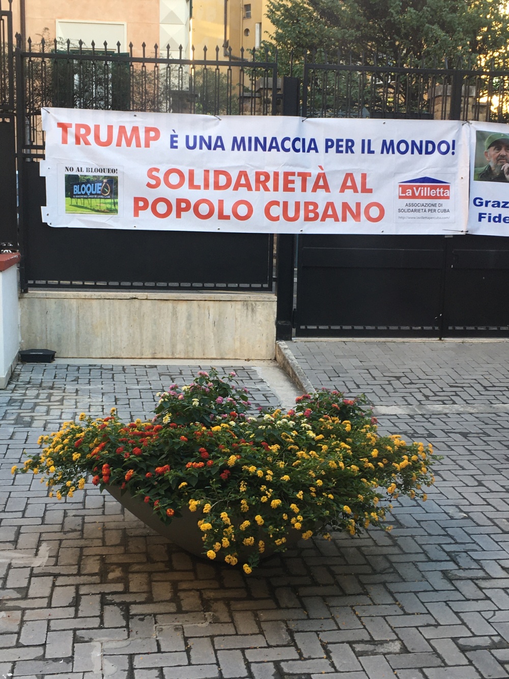 Striscione esposto in ambasciata di Cuba a Roma