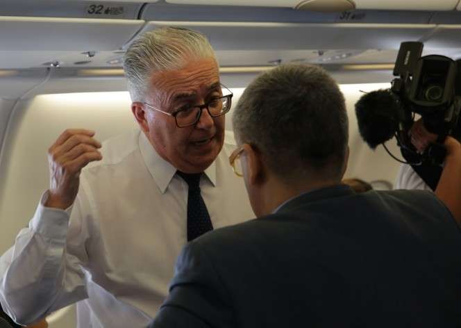 Guzman Carriquiry durante un volo papale. Sarà il nuovo ambasciatore di Uruguay presso la Santa Sede Foto: Alan Holdren / CNA