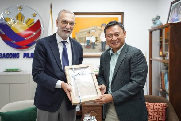 Amb. Davide Giglio con ministro Istruzione, Juan Edgardo &ldquo;Sonny&rdquo; Angara - foto: Ambasciata