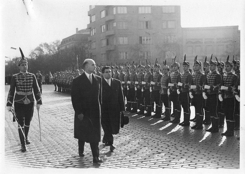 Sofia, Dicembre 1958, Amb. Roberto Gaja passa in rivista il picchetto d'onore prima della presentazione delle credenziali (da Immaginario diplomatico)