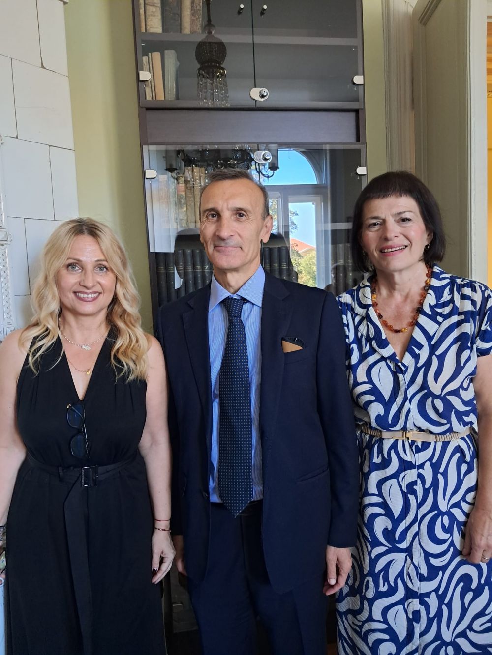 L'amb. Paolo Trichilo con la direttrice della biblioteca, Ismena Meić, e la curatrice della mostra, Marijana Rogić Bocchetti