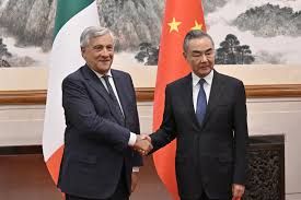 Antonio Tajani con il ministro degli Esteri Wang Yi - foto: Farnesina