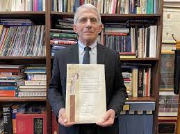 Anthony Fauci con la laurea honoris causa della Sapienza