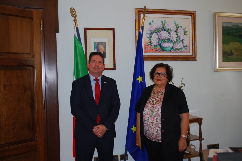 Il prefetto Paola Dessí con il console americano Andrew John Osorno