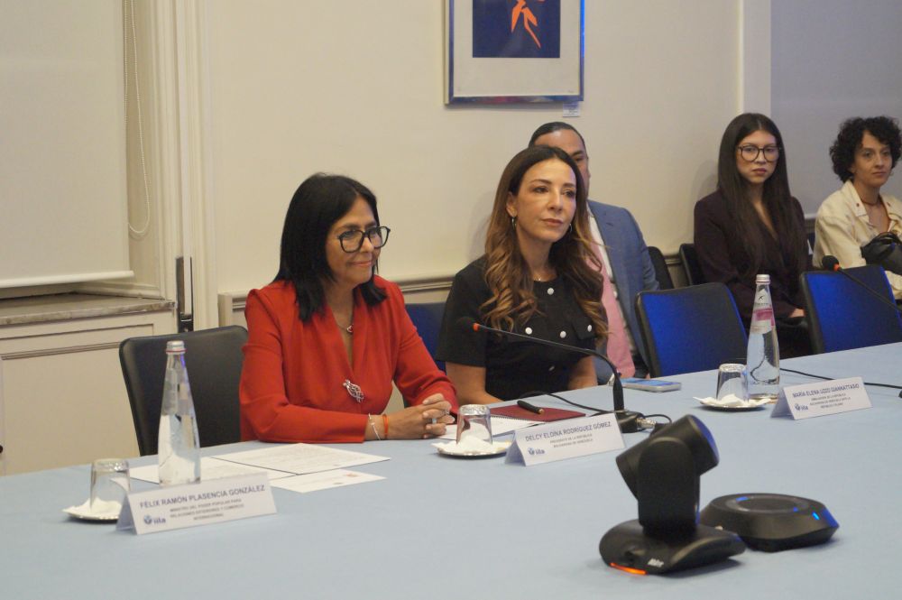 La Presidente a.i. del Venezuela, Delcy Elo&iacute;na Rodr&iacute;guez G&oacute;mez, e l'ambasciatore del Venezuela in Italia, Maria Elena Uzzo