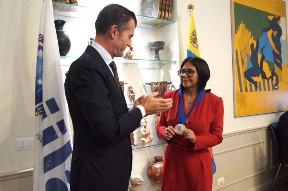 Giorgio Silli, consegna medaglia commemorativa del 60&deg; dell'IILA alla Presidente a.i. del Venezuela, Delcy Elo&iacute;na Rodr&iacute;guez G&oacute;mez