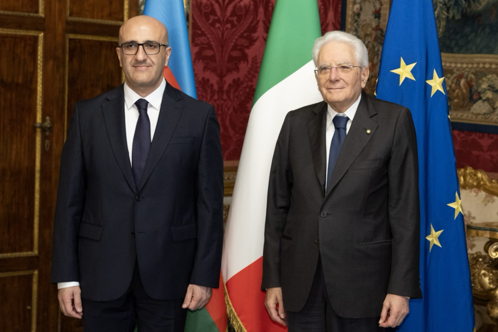 Il presidente Sergio Mattarella con l'amb. El&ccedil;in Nariman oglu H&uuml;seynli, Repubblica dell'Azerbaigian - foto: Quirinale