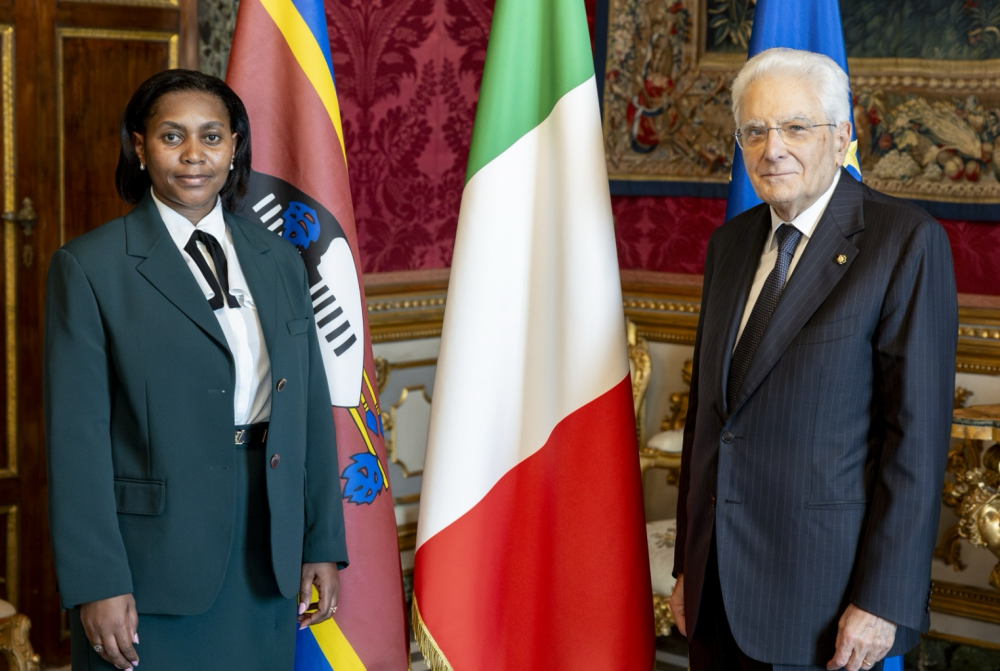 Sergio Mattarella con Thandazile Penelope Mbuyisa, ambasciatore del Regno di Eswatini