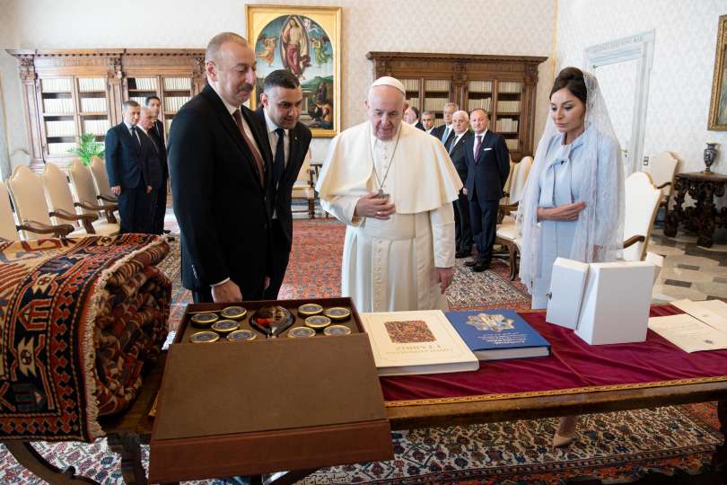 Il Papa e Ilham Aliyev, Presidente della Repubblica dell’Azerbaigian con la moglie Foto: Vatican Media