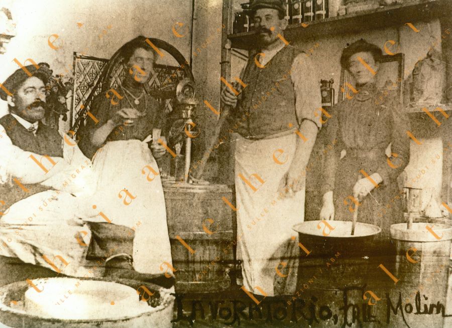 Famiglia Molin Pradel nella loro gelateria a Vienna nei primi anni del secolo scorso - foto: Famiglia ex Emigranti del Longaronese