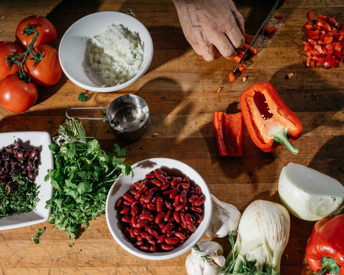 Photo: ©FAO/Benjamin Rasmussen - Chef Ron Pickarski all'opera con verdure e spezie, Colorado (USA)