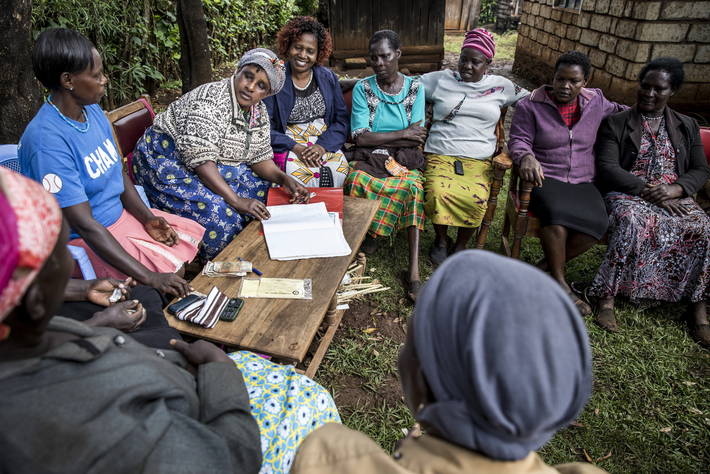 Riunione di un gruppo di agricoltrici keniote - ©FAO/Luis Tato