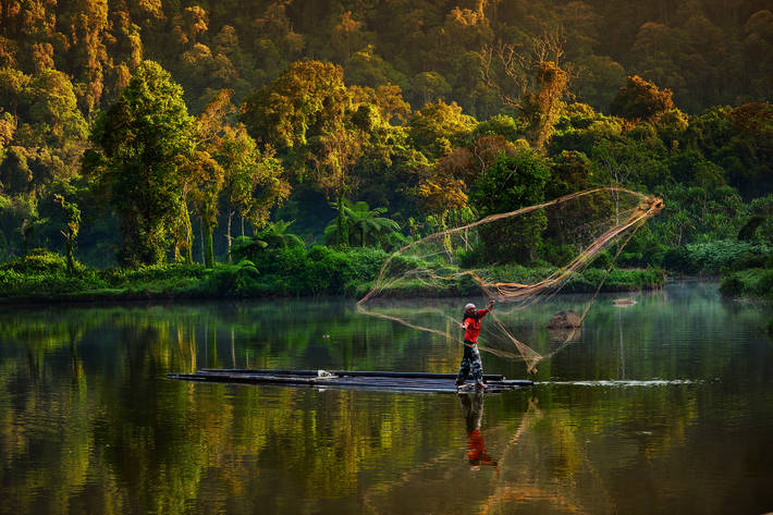 Pescatore nel lago di Gede Pangrango in Indonesia