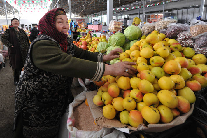 FAO Vendita di frutta e verdura a Isfana, in Kirghizistan - Photo: ©FAO/Vyacheslav Oseledko / FAO