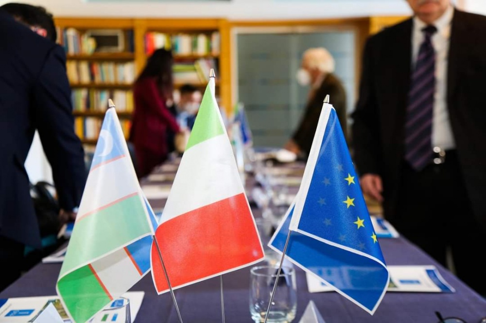 Italia-Uzbekistan bandiere