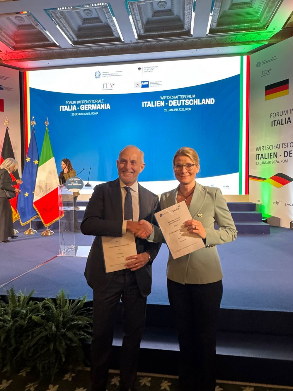 Firma accordo SACE-Euler Hermes - da sx Michele Pignotti e Franziska L&ouml;ke - foto: SACE