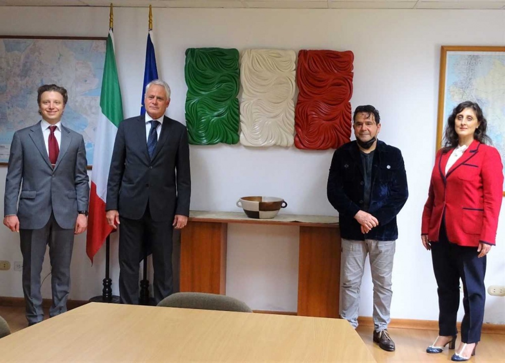 da sx: Paolo Tonini Vicario Ambasciata d'Italia; l'amb. Giancarlo Maria Curcio, lo scultore Stefano Roselli e direttrice dell'IIC SIlvia Vallini