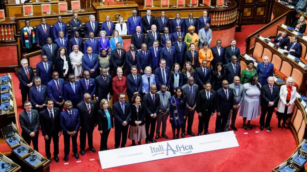 Foto di famiglia dei partecipanti al primo Vertice Italia Africa Un ponte per una crescita - foto: PCM