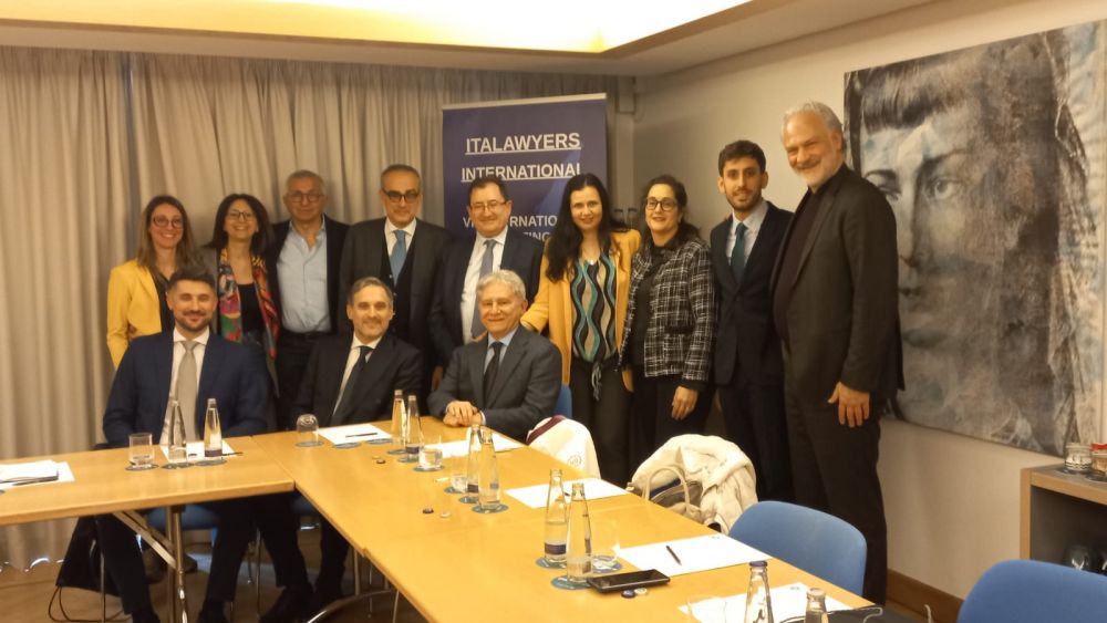 foto di gruppo con al centro il console Panebianco, Drago e seduti Billi e Calabrese
