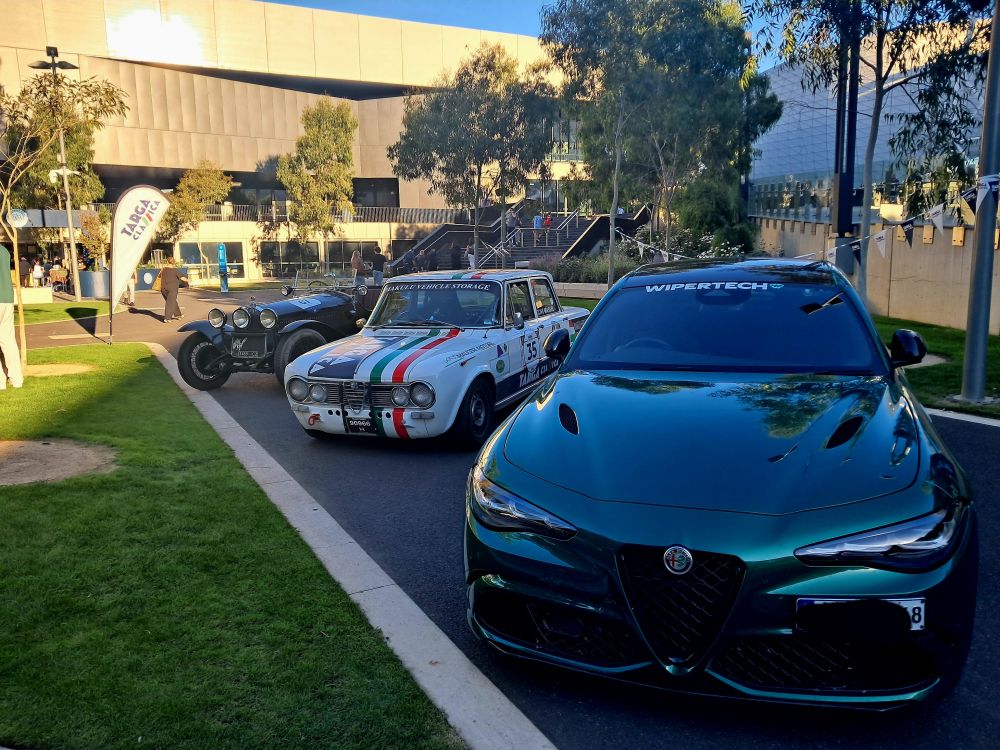 Australia: console Mauri premia vincitori competizione 9&ordf; "Targa classica"