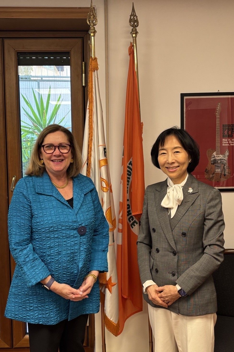 Amb. Hikariko Ono con Elizabeth Dibble, direttore generale della Forza Multinazionale e Osservatori