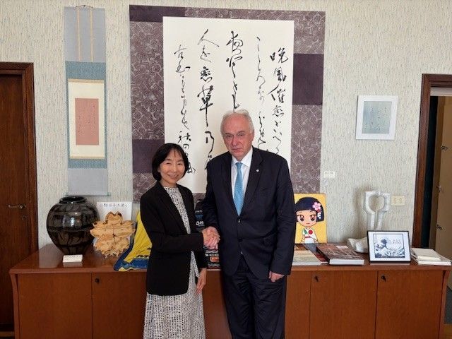 Amb. Ono Hikariko con Pavel Kabat della Human Frontier Science Program Organization HFSPO - foto: Ambasciata